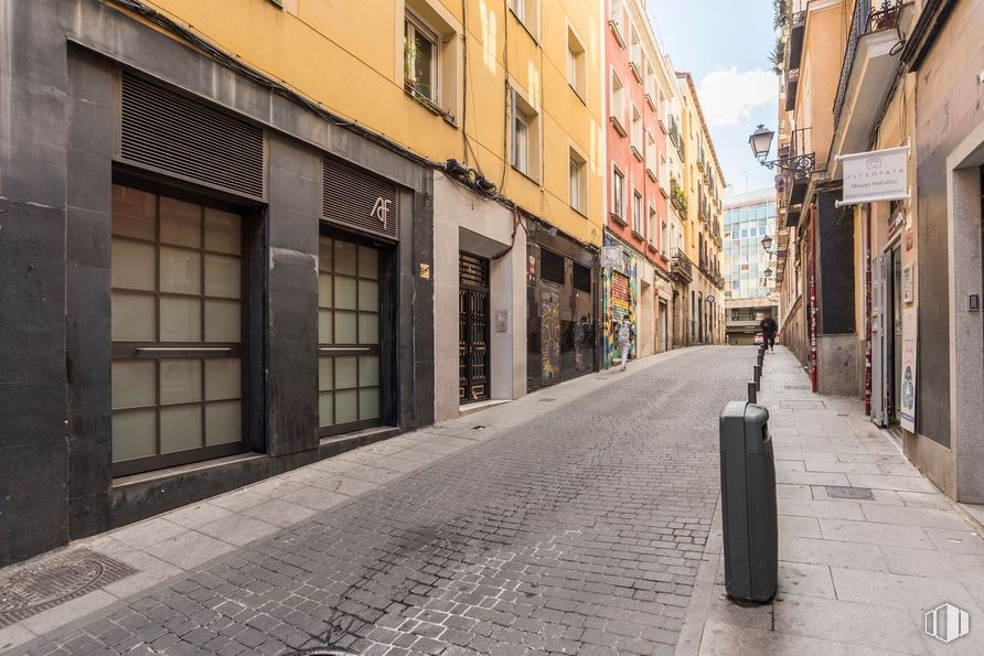 Retail for sale at Zona Malasaña, Centro, Madrid, 28004 with window, daytime, building, wall, road surface, road, urban area, street, town and city around