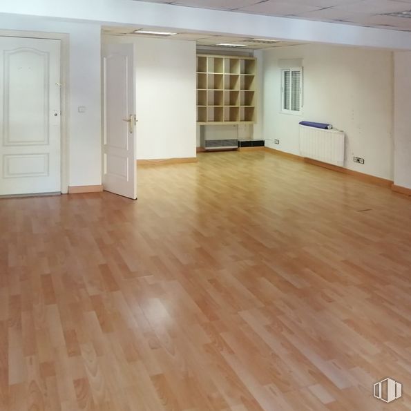 Office for rent at Zona Pradillo, Móstoles, Madrid, 28931 with fixture, window, door, wood, interior design, paint, hall, floor, flooring and wood stain around