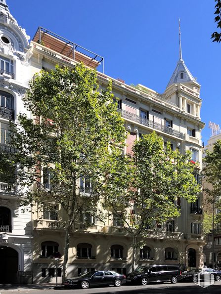 Oficina en alquiler en Calle Velázquez, 10, Salamanca, Madrid, 28001 con coche, edificio, cielo, día, ventana, rueda, árbol, diseño urbano, vehículo y condominio alrededor