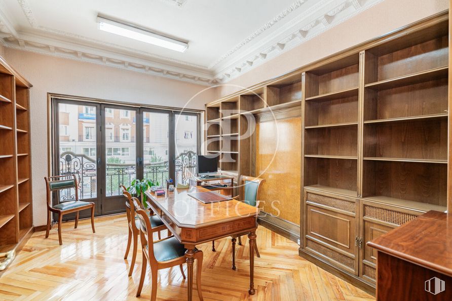 Oficina en alquiler en Calle San Bernardo, Centro, Madrid, 28015 con silla, mesa, mueble, estante, madera, ebanistería, interiorismo, estantería, suelos y estantería alrededor