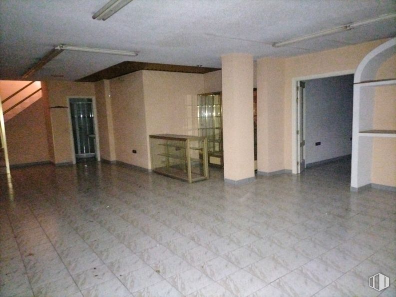 Local en venta en Travesía Colombia, Toledo, 45004 con mesa, edificio, accesorio, hall, madera, interiorismo, suelo de baldosas, suelo, suelos y inmobiliario alrededor