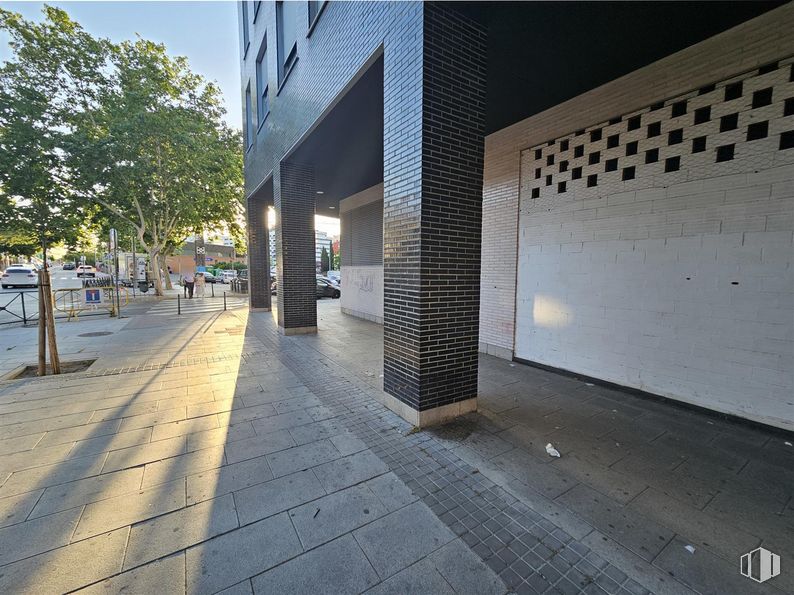 Local en alquiler en Paseo Estación Santa Eugenia, 5, Arganda del Rey, Madrid, 28500 con edificio, superficie de la carretera, cielo, árbol, diseño urbano, asfalto, planta, suelos, acera y material compuesto alrededor