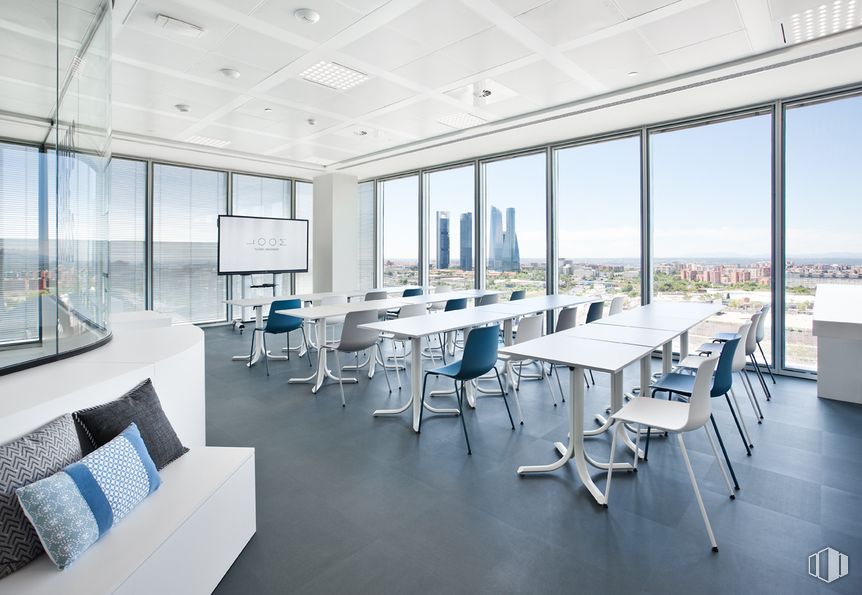 Oficina en alquiler en Torre Chamartín, Calle Dulce Chacón, 55, Hortaleza, Madrid, 28050 con silla, sofá, mesa, mueble, tiempo de día, edificio, propiedad, ventana, diseño de interiores, arquitectura y accesorio alrededor