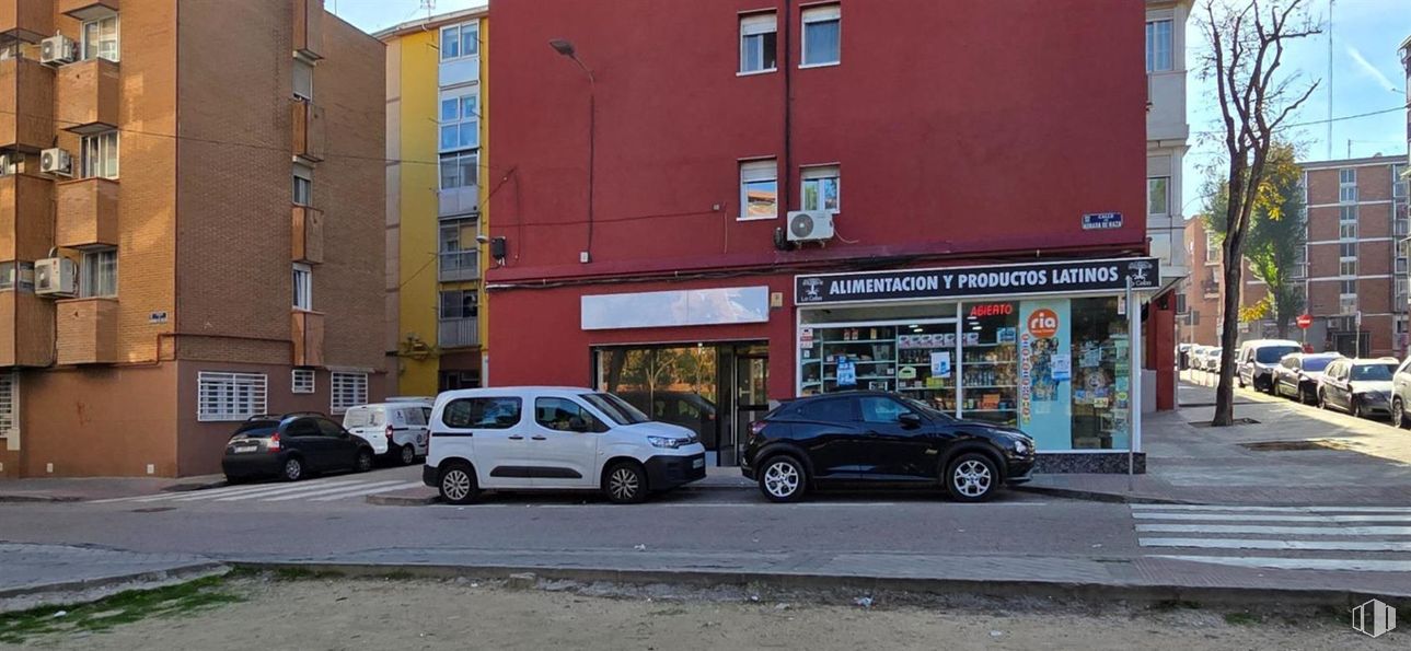 Retail for sale at Puente de Vallecas - Portazgo, Puente de Vallecas, Madrid, 28038 with car, building, window, automotive exterior, automotive parking light, neighbourhood, automotive lighting, street, automotive tail & brake light and family car around