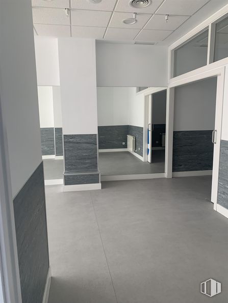 Retail for rent at Calle Puerto de Somport  , Fuencarral - El Pardo, Madrid, 28050 with building, fixture, flooring, grey, floor, hall, composite material, glass, space and ceiling around