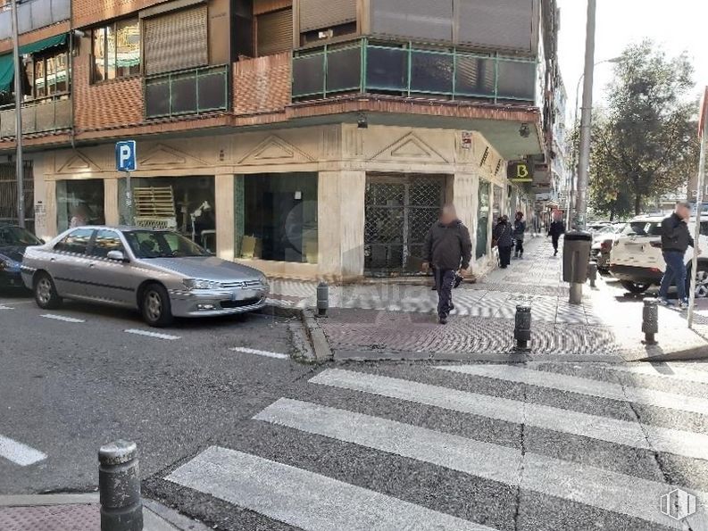 Retail for sale at Calle Lago Erie, Vicálvaro, Madrid, 28032 with car, person, building, land vehicle, wheel, vehicle, tire, window, infrastructure and road surface around