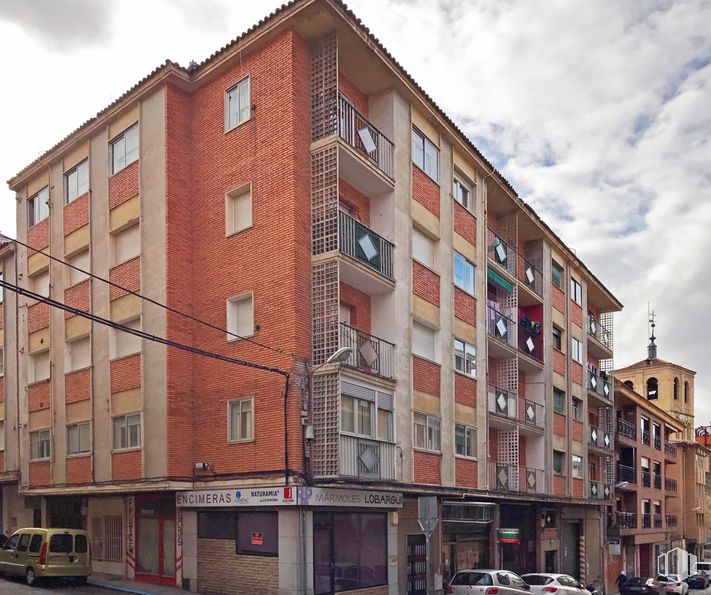 Local en alquiler en Calle San Antón, Segovia, 40004 con edificio, cielo, nube, ventana, propiedad, rueda, coche, vehículo, infraestructura y diseño urbano alrededor