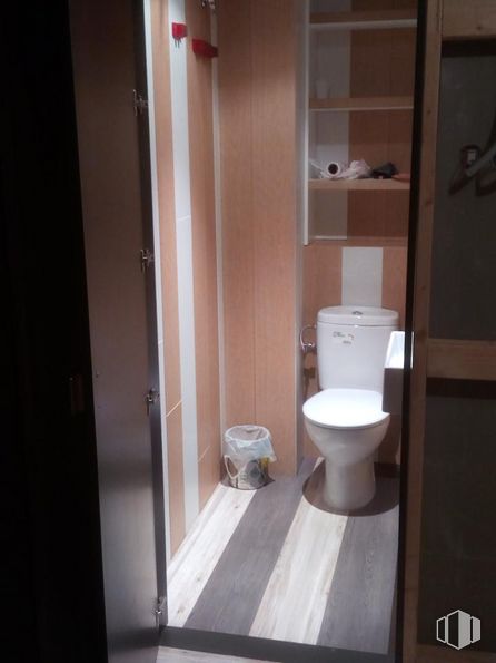 Retail for rent at Calle Calderón de la Barca, Cuenca, 16001 with toilet, brown, toilet seat, plumbing fixture, bathroom, fixture, wood, floor, flooring and material property around