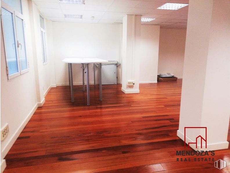 Oficina en venta en Calle Maldonado, Salamanca, Madrid, 28006 con mesa, ventana, madera, tinte para madera, piso, suelo, rectángulo, propiedad material, barniz, tablón y madera dura alrededor