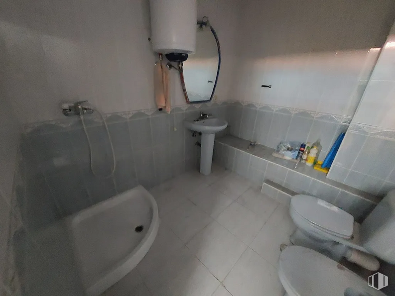 Retail for sale at Calle Reina de África, Puente de Vallecas, Madrid, 28018 with toilet, sink, plumbing fixture, mirror, bathroom sink, tap, toilet seat, bathroom, purple and interior design around