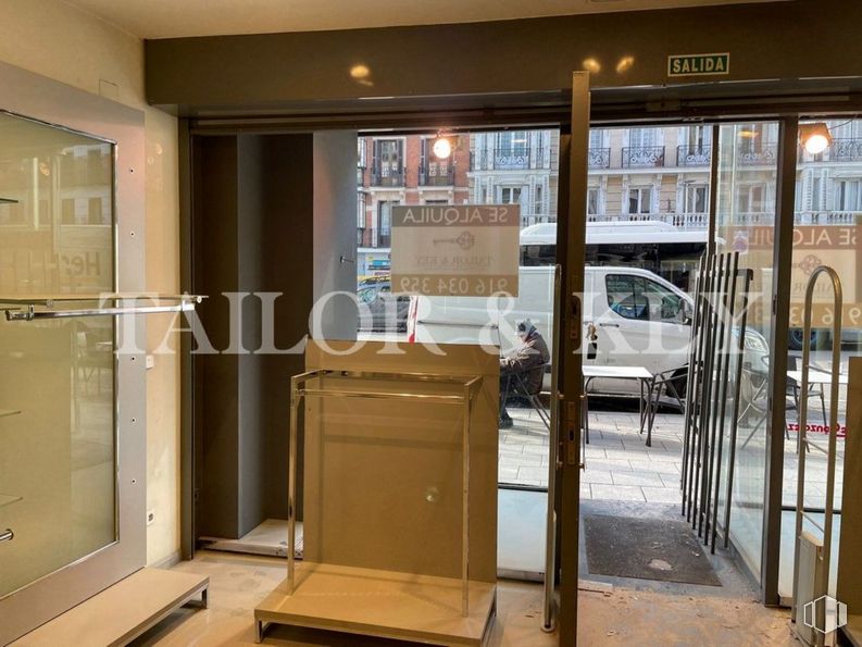 Local en alquiler en Calle Fuencarral, Chamberí, Madrid, 28010 con mueble, persona, edificio, neumático, accesorio, rueda, interiorismo, madera, puerta y suelo alrededor