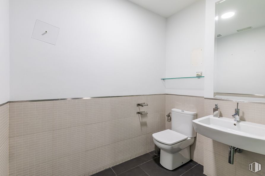 Local en venta en Calle Raimundo Lulio, Chamberí, Madrid, 28010 con inodoro, fregadero, espejo, grifo, propiedad, accesorio de fontanería, lavabo de baño, baño, fluido y edificio alrededor