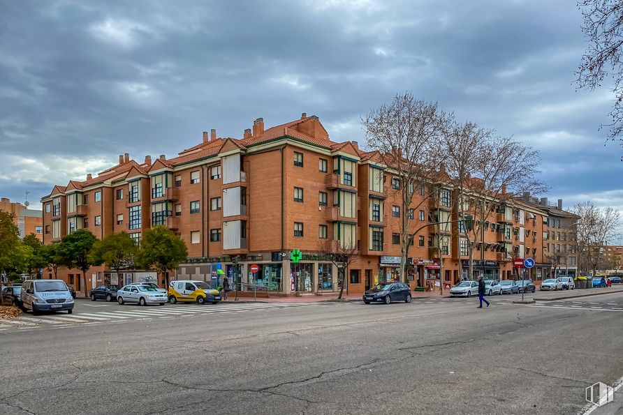 Local en venta en Calle Serracines, 4, Alcalá de Henares, Madrid, 28801 con edificio, nube, cielo, coche, ventana, árbol, rueda, casa, diseño urbano y superficie de carretera alrededor