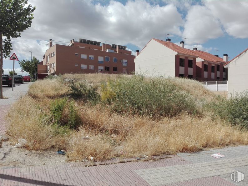 Suelo en venta en Avenida María Moliner, 5, Loeches, Madrid, 28890 con casa, nube, cielo, planta, edificio, propiedad, comunidad de plantas, ventana, arquitectura y lote de tierra alrededor