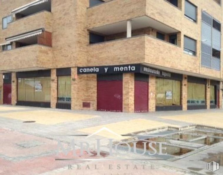 Retail for rent at Zona Parla Este, Parla, Madrid, 28980 with building, property, window, urban design, real estate, brick, facade, city, condominium and commercial building around