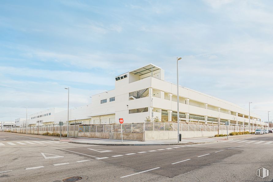 Nave en alquiler en Cañaveral B, Calle Cerceda, 2, Vicálvaro, Madrid, 28052 con edificio, cielo, nube, luz de la calle, asfalto, superficie de la carretera, diseño urbano, casa, carretera y fachada alrededor