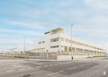 Industrial for rent at Cañaveral B, Calle Cerceda, 2, Vicálvaro, Madrid, 28052 with building, sky, cloud, street light, asphalt, road surface, urban design, house, road and facade around