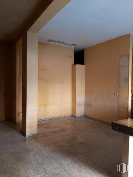 Retail for sale at Calle Puerto Serrano, 3, Arganzuela, Madrid, 28045 with building, wood, hall, flooring, floor, shade, fixture, hardwood, glass and ceiling around