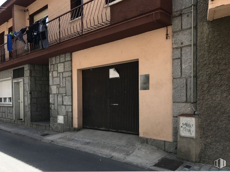 Local en venta en Calle Santa Teresa de Jesús, 30, Guadarrama, Madrid, 28440 con puerta, accesorio, madera, ventana, edificio, superficie de la carretera, fachada, tintes y sombras, puerta de casa y rectángulo alrededor