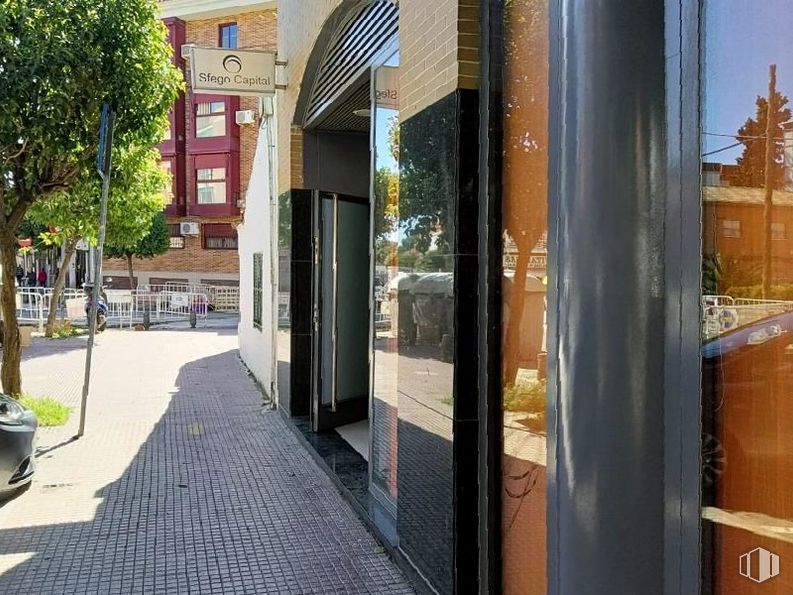 Local en alquiler y venta en Calle Polvoranca, Leganés, Madrid, 28911 con planta, ventana, superficie de la carretera, árbol, sombra, barrio, madera, diseño urbano, edificio y bienes raíces alrededor