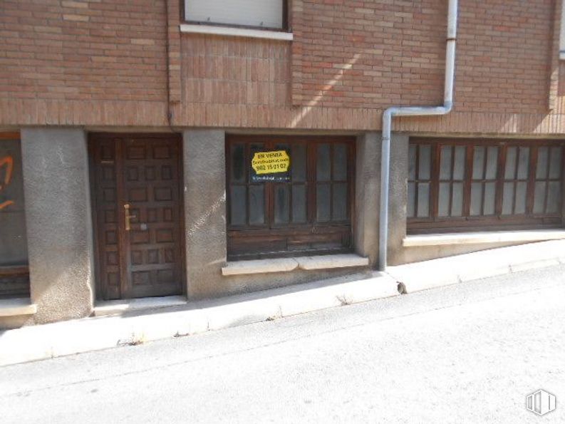 Retail for sale at Travesía Dos de Mayo, Arenas de San Pedro, Ávila, 05400 with door, window, building, road surface, wood, asphalt, brickwork, brick, fixture and facade around