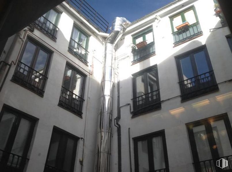 Local en alquiler y venta en Calle Bárbara de Braganza, 10, Centro, Madrid, 28004 con ventana, casa, propiedad, edificio, cielo, accesorio, diseño urbano, propiedad material, fachada y condominio alrededor