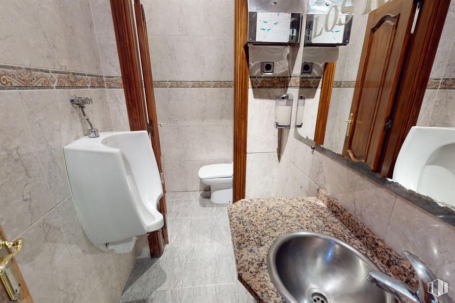 Local en venta en Calle Era Honda, Alcalá de Henares, Madrid, 28803 con inodoro, grifo, fregadero, accesorios de fontanería, propiedad, bañera, cuarto de baño, edificio, interiorismo y lavabo alrededor