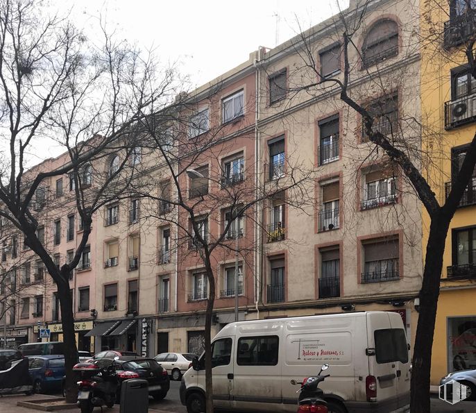 Retail for rent at Calle Alcalde Sainz de Baranda, Retiro, Madrid, 28009 with van, car, building, window, wheel, tire, land vehicle, vehicle, sky and motor vehicle around