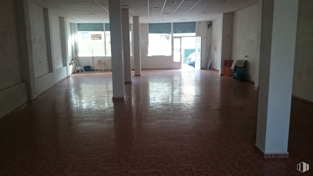 Retail for sale at Calle Ugena, Yuncos, Toledo, 45210 with wood, hall, fixture, floor, flooring, hardwood, tile flooring, building material, ceiling and composite material around