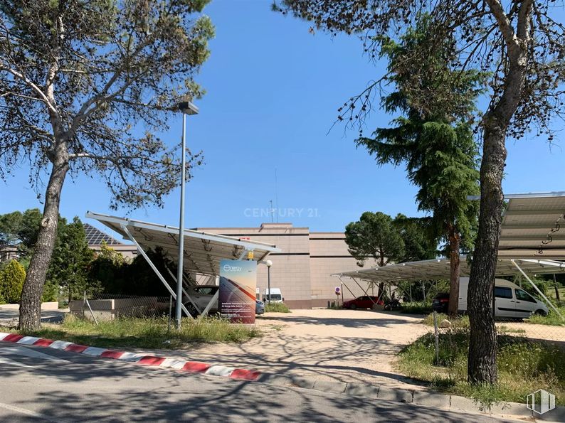 Oficina en alquiler en Las Lomas, Boadilla del Monte, Madrid, 28660 con coche, planta, cielo, superficie de la carretera, sombra, lote de terreno, edificio, árbol, asfalto y paisaje alrededor