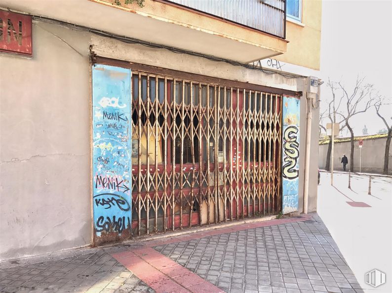 Retail for sale at Calle Clara Campoamor, 13, Carabanchel, Madrid, 28025 with wood, architecture, building, window, road surface, brick, tree, facade, font and tints and shades around