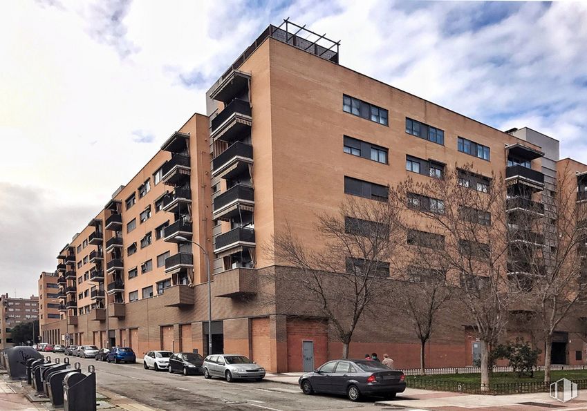 Local en alquiler y venta en Calle Adelfas, 3, Alcorcón, Madrid, 28925 con coche, edificio, nube, neumático, cielo, rueda, vehículo terrestre, ventana, luz de la calle y vehículo alrededor