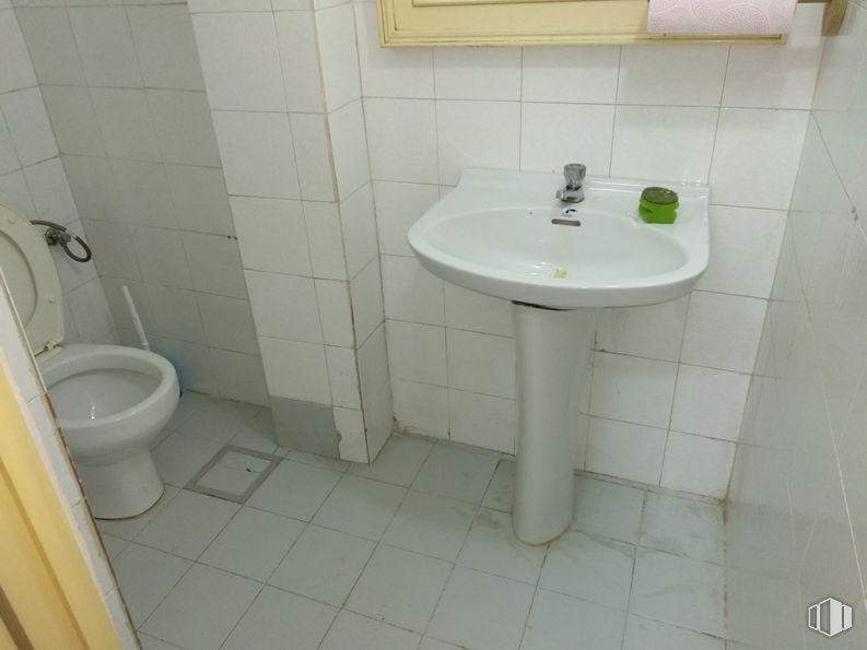 Local en venta en Zona Centro, Leganés, Madrid, 28912 con fregadero, inodoro, lavabo de baño, accesorio de fontanería, baño, negro, grifo, morado, espejo y fluido alrededor