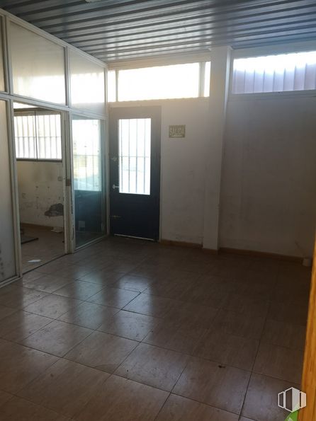 Nave en venta en Polígono Industrial Rompecubas, Valdemoro, Madrid, 28341 con ventana, puerta, accesorio, pasillo, madera, piso, pavimento, sombra, techo y vidrio alrededor