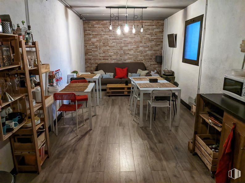 Oficina en alquiler en Calle Electricidad, 5, Leganés, Madrid, 28917 con silla, alumbrado, mesa, electrodoméstico, horno microondas, mesa de cocina y comedor, lámpara, mueble, marco y estante alrededor