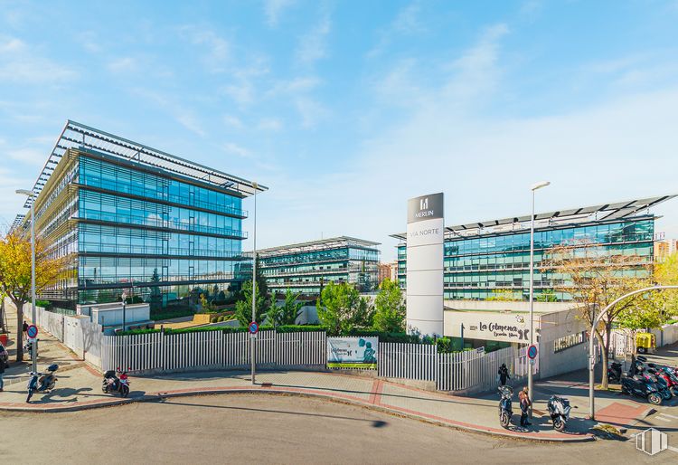 Office for rent at Vía Norte, Calle Quintanavides, 17, Fuencarral - El Pardo, Madrid, 28050 with building, sky, cloud, plant, wheel, road surface, house, tree, urban design and tower block around