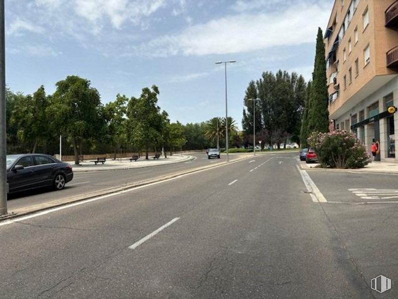 Retail for sale & for rent at Avenida de Europa, Toledo, 45003 with car, sky, cloud, land vehicle, wheel, infrastructure, asphalt, tree, street light and vehicle around