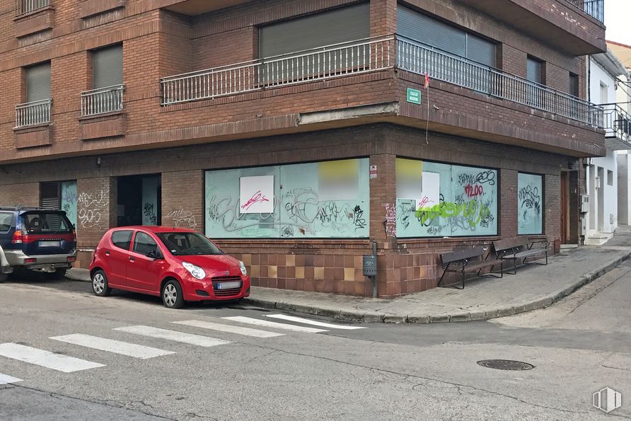 Retail for sale at Zona Centro, El Vellón, Madrid, 28722 with car, building, wheel, tire, land vehicle, automotive parking light, property, vehicle, window and motor vehicle around