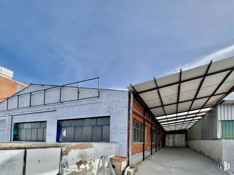 Industrial for rent at Camino Cementerio, Ávila, 05004 with window, building, sky, cloud, composite material, facade, urban design, fixture, roof and concrete around