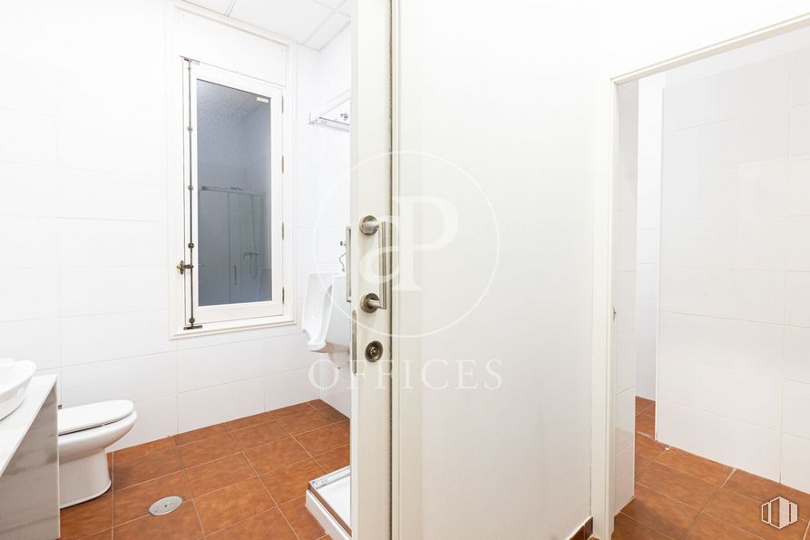 Oficina en alquiler en Calle Alcalá, Retiro, Madrid, 28014 con inodoro, ventana, accesorio, puerta, madera, suelos, puerta de casa, edificio, asa y madera dura alrededor