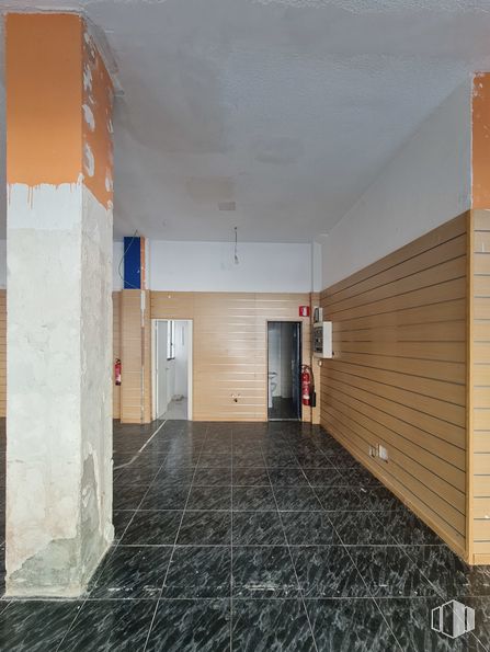 Local en venta en Calle Jabonería, 57, Alcorcón, Madrid, 28921 con madera, suelo, pasillo, piso, superficie de la carretera, asfalto, fachada, ladrillo, material compuesto y techo alrededor