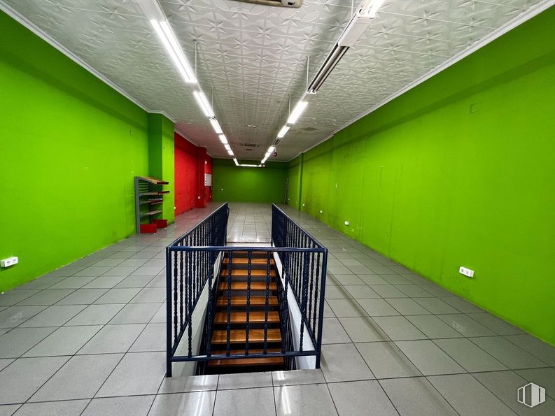 Retail for rent at Casco urbano, Arganda del Rey, Madrid, 28500 with fixture, line, floor, flooring, composite material, symmetry, paint, concrete, ceiling and handrail around