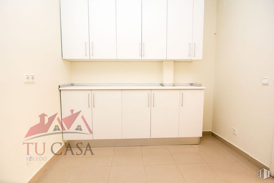 Office for rent at Carretera de la Peraleda, Toledo, 45004 with cabinetry, wood, shelving, rectangle, flooring, shelf, hardwood, kitchen, cupboard and glass around