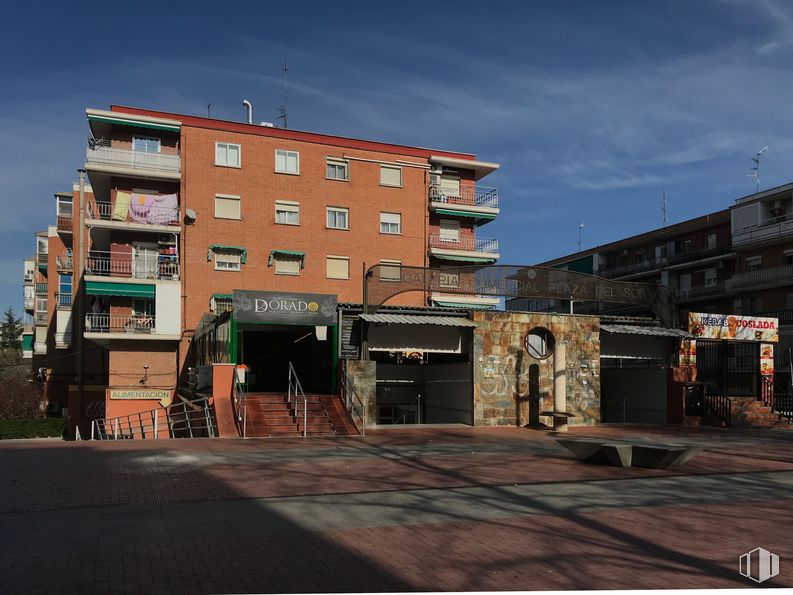 Retail for sale at Calle del Doctor Morcillo, 1, Coslada, Madrid, 28820 with building, sky, window, cloud, urban design, road surface, asphalt, wood, facade and condominium around