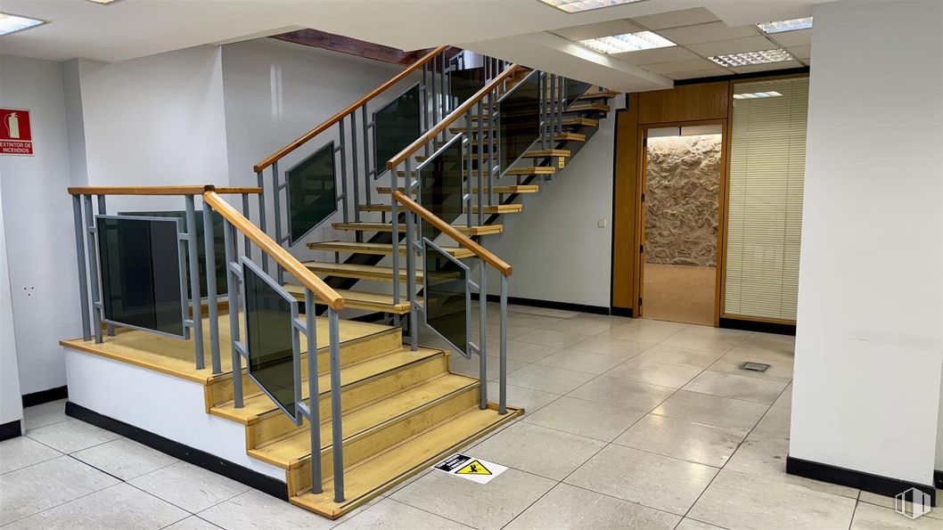 Retail for rent at Paseo Castellana, 192, Chamartín, Madrid, 28046 with stairs, handrail, wood, flooring, baluster, floor, metal, wood stain, hardwood and glass around