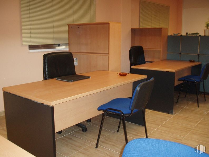 Office for rent at Calle Antonio López, 61, Carabanchel, Madrid, 28019 with chair, desk, table, computer, furniture, computer desk, office chair, personal computer and laptop, writing desk around