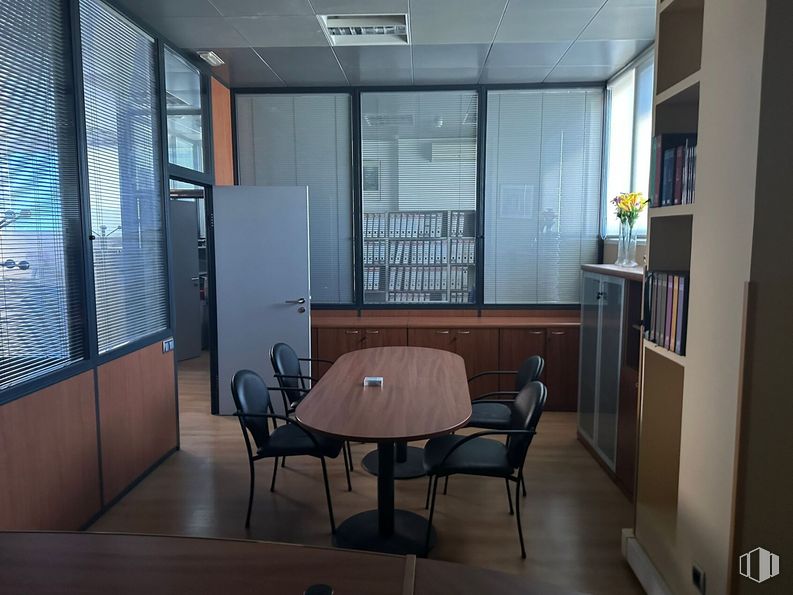 Oficina en alquiler en Avenida Albufera, Puente de Vallecas, Madrid, 28038 con silla, mesa, persiana de la ventana, mueble, ebanistería, ventana, madera, accesorio, edificio y interiorismo alrededor