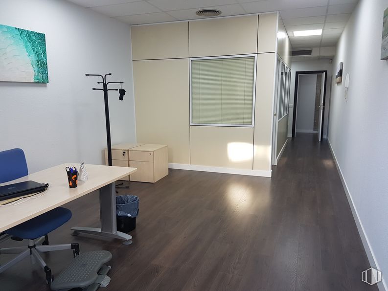 Office for rent at Calle Ronda del Poniente, Torrejón de Ardoz, Madrid, 28850 with table, window blind, lighting, filing cabinet, door, building, wood, flooring, desk, fixture, floor, hardwood and real estate around