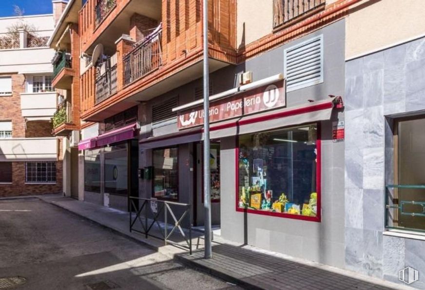 Local en alquiler y venta en Zona centro, Majadahonda, Madrid, 28220 con edificio, ventana, barrio, fachada, casa, puerta, acera, carretera, ciudad y accesorio alrededor