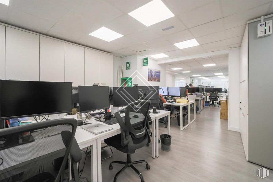 Oficina en alquiler en Zona Bernabéu, Chamartín, Madrid, 28036 con pantalla de ordenador, silla, escritorio, lámpara, alumbrado, mesa, dispositivo electrónico, mueble, interiorismo y silla de oficina alrededor